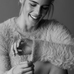 Real Celebrity Nude Emily Bett Rickards 004 pic