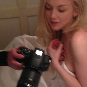 Naked Celebrity Pic Emily Kinney 012 pic