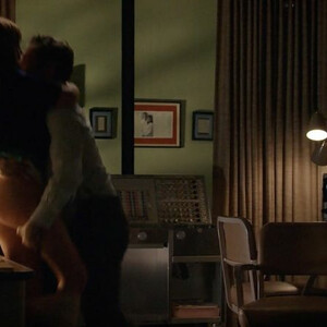 Newest Celebrity Nude Emily Kinney 033 pic