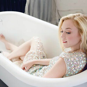 Free Nude Celeb Emily Kinney 067 pic