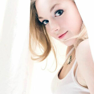 Leaked Celebrity Pic Emily Kinney 089 pic