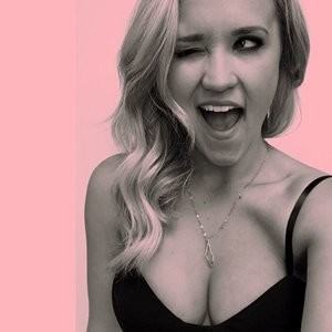 Emily Osment Cleavage (1 Photo) - Leaked Nudes