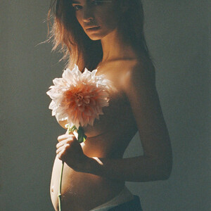 Emily Ratajkowski Announces Pregnancy – Vogue (7 Photos) – Leaked Nudes