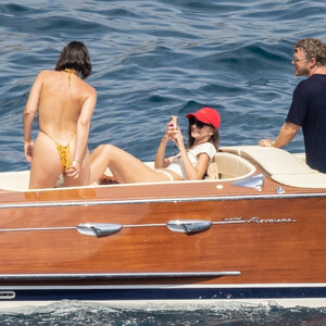 Naked Celebrity Emily Ratajkowski 080 pic