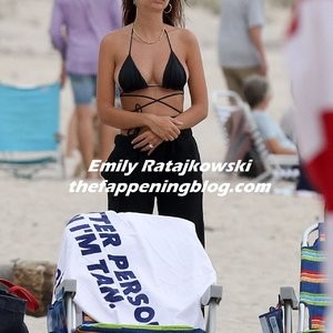 Real Celebrity Nude Emily Ratajkowski 017 pic