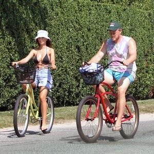Emily Ratajkowski Shows Off Her Boobs During a Bike Ride in East Hampton (43 Photos) - Leaked Nudes