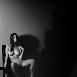 Emily Ratajkowski Topless (2 Photos) - Leaked Nudes
