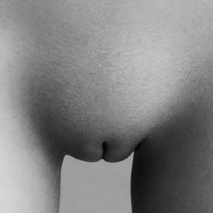 Emily Ratajkowski’s Shaved Pussy (3 Photos) – Leaked Nudes