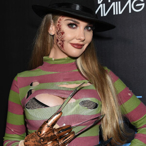 Emily Sears Cosplays Freddy Krueger at Halloween Party (7 Photos) – Leaked Nudes