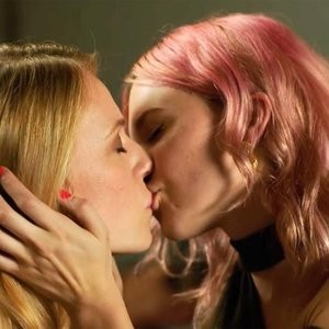 Emma Bell, Paige Elkington Sexy Lesbian Kiss – Relationship Status (4 Pics + GIF & Video) - Leaked Nudes
