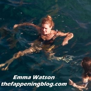 Famous Nude Emma Watson 025 pic