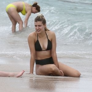 Famous Nude Genie Bouchard 007 pic