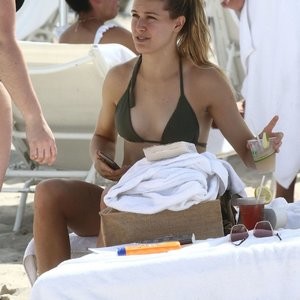 Famous Nude Genie Bouchard 021 pic