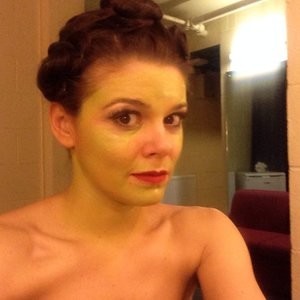 Famous Nude Faye Brookes 004 pic