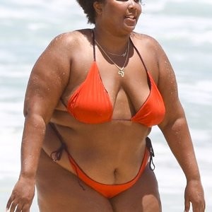 Feelin’ Good As Hell! Singer Lizzo and Her Girls Take Over the Beach in Rio (56 Photos) – Leaked Nudes