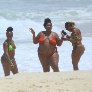 Feelin’ Good As Hell! Singer Lizzo and Her Girls Take Over the Beach in Rio (56 Photos) - Leaked Nudes
