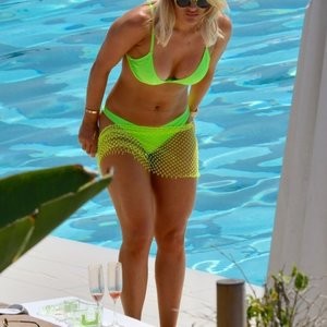 Celeb Naked Danielle Armstrong 010 pic