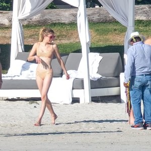 Celebrity Nude Pic Emma Roberts 033 pic