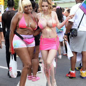Naked Celebrity Gabi Grecko 046 pic
