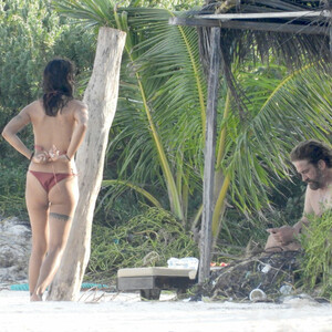 Gerard Butler Hits the Beach in Mexico with a Mystery Woman (31 Photos) – Leaked Nudes