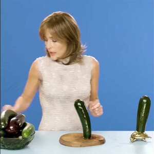 Famous Nude Gillian Anderson 008 pic