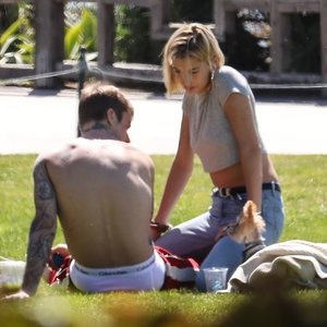 Nude Celebrity Picture Hailey Baldwin 011 pic