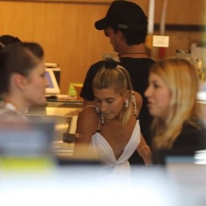 Leaked Celebrity Pic Hailey Baldwin 055 pic