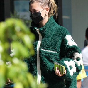 Free Nude Celeb Hailey Baldwin 008 pic