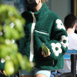 Free nude Celebrity Hailey Baldwin 011 pic