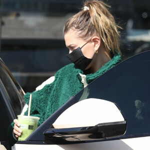 Celeb Nude Hailey Baldwin 023 pic