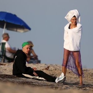 nude celebrities Hailey Baldwin 015 pic