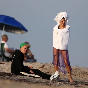 Celebrity  Nude Photo Hailey Baldwin 016 pic