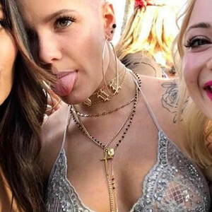 Free nude Celebrity Halsey 024 pic