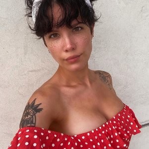 Halsey Shows Her Cleavage (1 Photo) – Leaked Nudes
