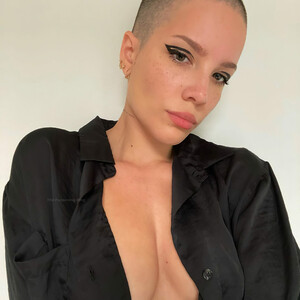 Halsey Shows Off Her Tits (2 Photos) - Leaked Nudes