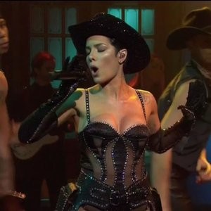 Halsey Steams Up the Screen As She Performs on Saturday Night Live (60 Pics + Video) – Leaked Nudes