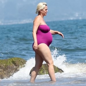 Heavily Pregnant Katy Perry Slips Into a Plum One-piece for a Swim in Malibu (52 Photos) – Leaked Nudes