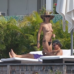 Heidi Klum Topless (8 Photos) – Leaked Nudes