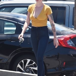 Ireland Baldwin Shows Off Her Cleavage in LA (8 Photos) – Leaked Nudes