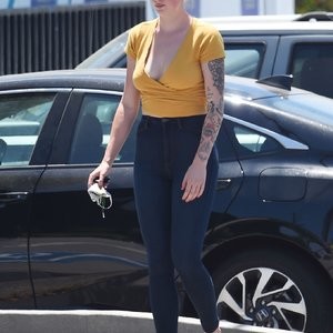 Ireland Baldwin Shows Off Her Cleavage in LA (8 Photos) - Leaked Nudes