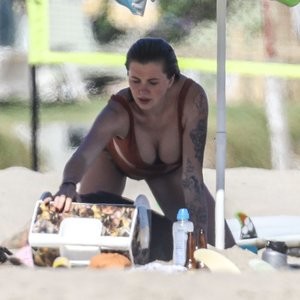 Ireland Baldwin Shows Off Her Pokies on the Beach (62 Photos) – Leaked Nudes