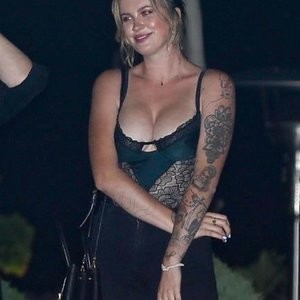 Ireland Baldwin Stuns as She Exits Nobu After Dinner with Friends (46 Photos) – Leaked Nudes