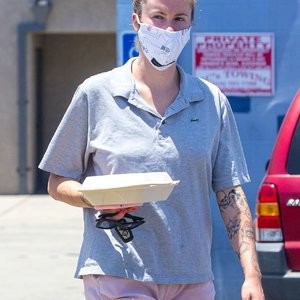 Ireland Baldwin Takes Leftovers to Go After Having Lunch with a Boyfriend (27 Photos) – Leaked Nudes