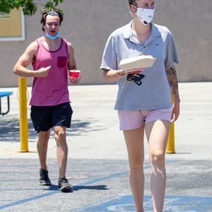 Ireland Baldwin Takes Leftovers to Go After Having Lunch with a Boyfriend (27 Photos) - Leaked Nudes