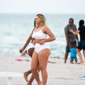Nude Celebrity Picture Iskra Lawrence 003 pic