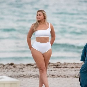 Free nude Celebrity Iskra Lawrence 011 pic