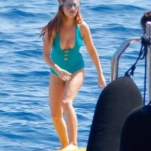 Isla Fisher in a Swimsuit (8 Photos) - Leaked Nudes