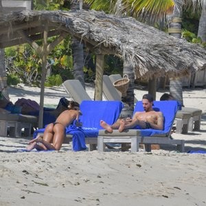 Hot Naked Celeb Izabel Goulart 007 pic