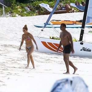 Famous Nude Jennifer Lopez 089 pic