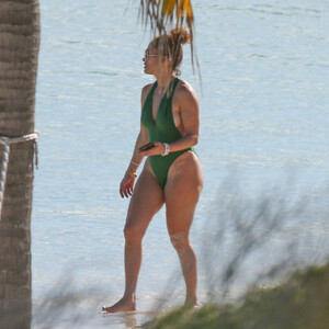 Free Nude Celeb Jennifer Lopez 007 pic